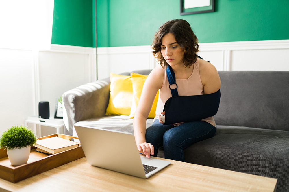 Young woman with broken arm seeing ads on social media.